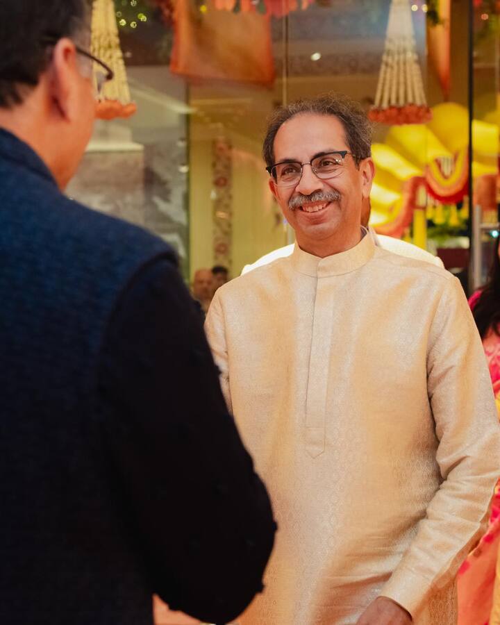 शादी समारोह में महाराष्ट्र के शिवसेना उद्धव ठाकरे गुट के चीफ उद्धव ठाकरे अपनी पत्नी के साथ शामिल हुए.