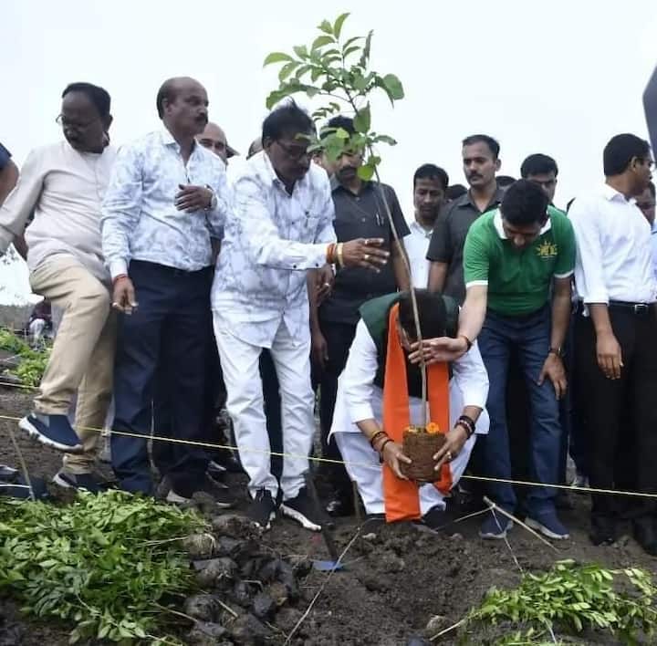 मध्य प्रदेश शासन ने 24 घंटे की अवधि में सर्वाधिक पौधारोपण कर विश्व रिकॉर्ड बनाया है. इस मौके पर मध्य प्रदेश के मुख्यमंत्री मोहन यादव ने गिनीज बुक ऑफ वर्ल्ड रिकॉर्ड की ओर से प्रमाण पत्र प्राप्त किया.'एक पेड़ मां के नाम अभियान' में केंद्रीय गृहमंत्री अमित शाह भी शामिल हुए.