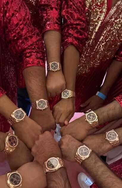 અનંત અંબાણીના લગ્નની આ તસવીર પણ વાયરલ થઈ રહી છે. જેમાં અનંતના મિત્રો તેમની રિટર્ન ગિફ્ટને ફ્લોન્ટ કરી રહ્યા છે. વાસ્તવમાં, વરરાજાએ સલમાન-શાહરુખ સહિત 25 મિત્રોને 2 કરોડ રૂપિયાની ઘડિયાળ ભેટમાં આપી હતી.
