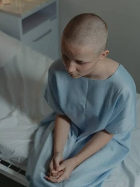 कैंसर के मरीजों के बाल क्यों झड़ जाते हैं?