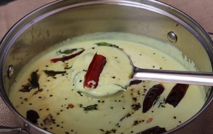 தேங்காய் சட்னியில் மோர் சேர்த்து கொதிக்க வைத்து தாளித்து இறக்கினால் மோர் குழம்பு ரெடி ஆகிவிடும்.