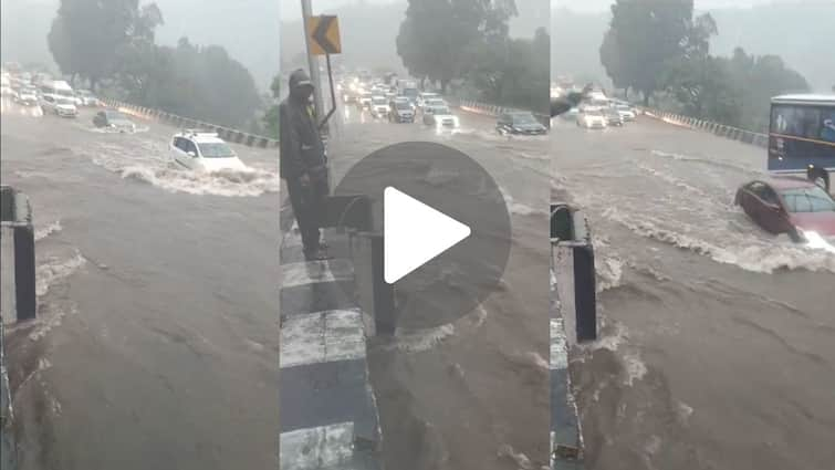 Pune-Mumbai Expressway Knee-deep water in Borghat Passengers have to travel with their lives in dangers Mumbai Pune Expressway: पुणे- मुंबई एक्सप्रेस वेवर बोरघाटात गुडघाभर पाणी; प्रवाशांना जीव मुठीत घेऊन करावा लागतोय प्रवास