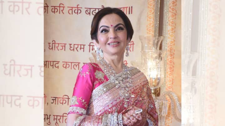 তিনি আরও বলেন, 'আগামীকালের জন্য আপনারা সকলেই আমন্ত্রণ পেয়ে গিয়েছেন নিশ্চয়ই। তাই আপনারা কাল আমাদের অতিথি হয়ে আসবেন। আমরা আপনাদের সেবা করব। আপনাদের সকলের সঙ্গে সপরিবারে আগামীকাল সাক্ষাতের ও স্বাগত জানানোর অপেক্ষায় রইলাম। আবারও ধন্যবাদ।'