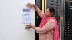 लखनऊ के पंतनगर में मकान पर लगे लाल निशान तो गुस्साए लोग, घर के बाहर चिपका दी रजिस्ट्री की कॉपी