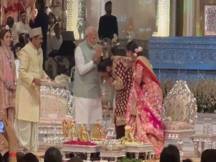 anant-ambani-radhika-merchant-shubh-aashirvad-ceremony-pm-modi-gave-blessings Anant-Radhika Wedding: ਅਨੰਤ-ਰਾਧਿਕਾ ਨੂੰ ਆਸ਼ੀਰਵਾਦ ਦੇਣ ਪਹੁੰਚੇ PM ਮੋਦੀ,  ਇਨ੍ਹਾਂ ਬਾਲੀਵੁੱਡ ਹਸਤੀਆਂ ਨੇ ਵੀ ਕੀਤੀ ਸ਼ਿਰਕਤ...