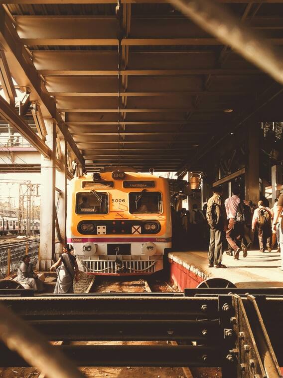 क्या वेटिंग टिकट पर ट्रेन में कर सकते हैं सफर?