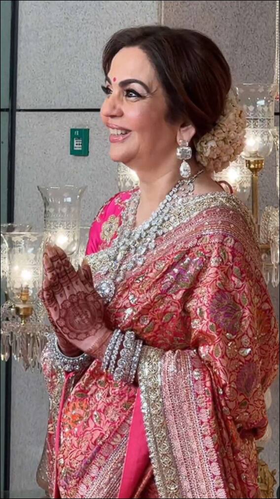 মঙ্গল উৎসবে চোখধাঁধানো শাড়ি-হিরের গয়নার সাজে নীতা অম্বানি, জানেন কত দাম?