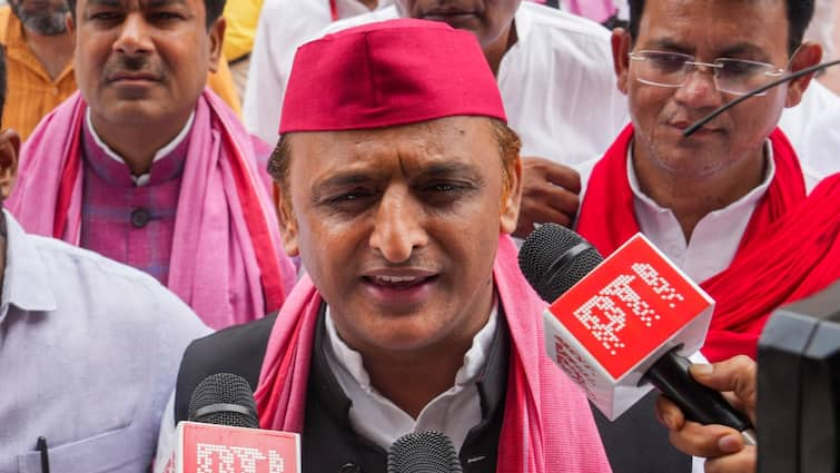 Akhilesh yadav reaction on digital attendance said BJP is against teachers and education डिजिटल हाजिरी पर सियासत तेज, अखिलेश यादव बोले- 'शिक्षक और शिक्षा के खिलाफ है BJP'