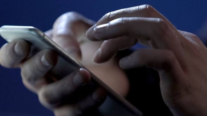 कई ऐसे केस देखने को मिले हैं जहां लड़कियां वाट्सऐप पर वीडियो काॅल करके अश्लील वीडियो बना लेती है. और फिर डरा धमकाकर पैसे ऐंठने का सिलसिला शुरू हो जाता है.