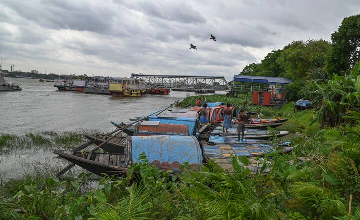 দিনের বেশিরভাগ সময়ে আংশিক মেঘলা আকাশ থাকবে। মাঝে মাঝে রোদের দেখা মিলবে। ঘর্মাক্ত অস্বস্তিকর পরিস্থিতির নেপথ্যে প্রায় ১০০ শতাংশ ছুঁই ছুঁই জলীয় বাষ্প। দিনের যেকোনো সময় দুই এক পশলা হালকা মাঝারি বৃষ্টির সম্ভাবনা।