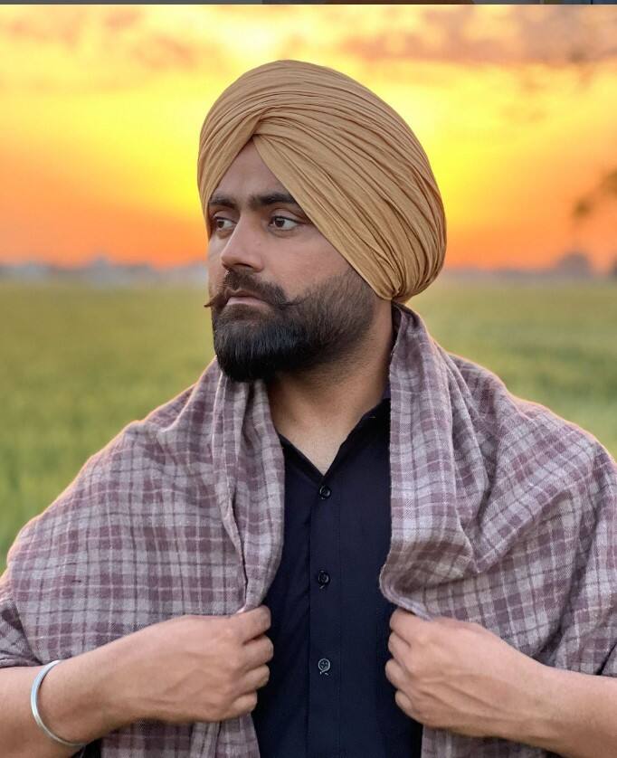 ਅੰਮ੍ਰਿਤ ਮਾਨ ਨੇ ਆਪਣੀ ਮਾਂ ਦੀ ਤਸਵੀਰ ਸ਼ੇਅਰ ਕਰਦੇ ਹੋਏ ਕੈਪਸ਼ਨ ਵਿੱਚ ਲਿਖਿਆ, ਰੱਬਾਂ ਮਾਵਾਂ ਨਾ ਖੋਹੀ, ਮਿਸ ਯੂ ਮਾਏ ਮੇਰੀਏ...