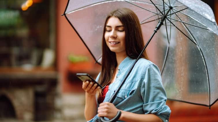 Smartphone Monsoon Tips How to save your mobile from rain know the important details here बारिश में भीगने से कहीं ठप ना हो जाए आपका फोन! इन टिप्स को फॉलो कर ऐसे बचाएं