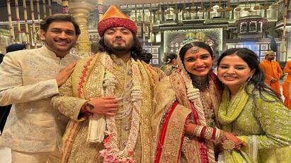 MS Dhonis stylish look Anant Ambani and Radhika Merchant wedding MS Dhoni: அம்பானி வீட்டு திருமண விழா.. ஸ்டைலிஷ் லுக்கில் தல தோனி!