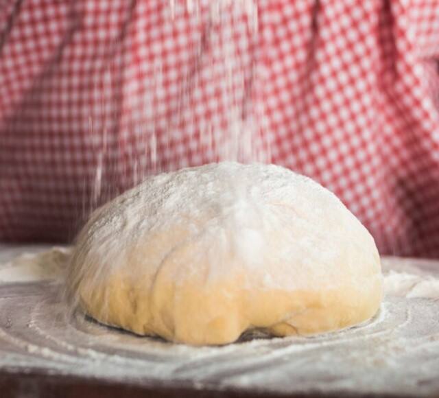 ਤਾਜ਼ੇ ਆਟੇ ਤੋਂ ਬਣੀਆਂ ਰੋਟੀਆਂ ਦਾ ਸਵਾਦ ਵੱਖਰਾ ਹੁੰਦਾ ਹੈ। ਜਦੋਂ ਕਿ ਫਰਿੱਜ ਵਿੱਚ ਰੱਖੇ ਆਟੇ ਤੋਂ ਬਣੀਆਂ ਰੋਟੀਆਂ ਦਾ ਸਵਾਦ ਘੱਟ ਜਾਂਦਾ ਹੈ। ਕਈ ਵਾਰ ਤਾਂ ਕਈ ਦਿਨਾਂ ਦਾ ਗੁੰਨਿਆ ਆਟਾ ਕਾਲਾ ਵੀ ਪੈ ਜਾਂਦਾ ਹੈ।