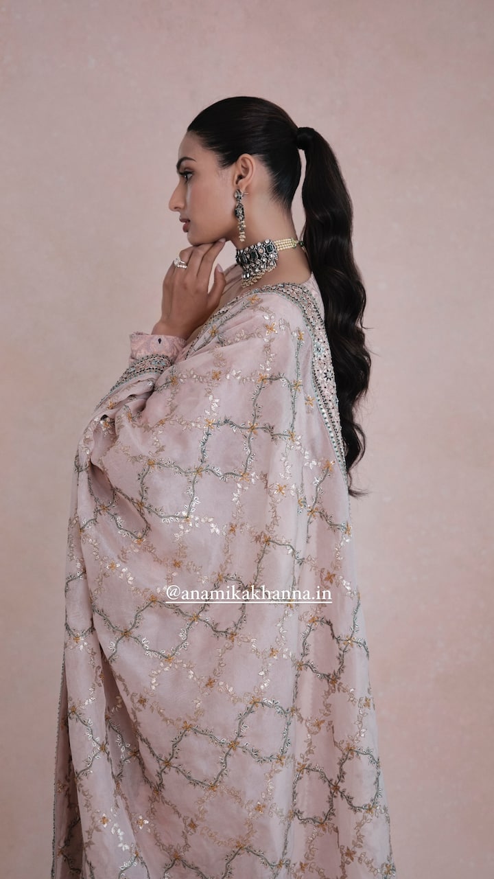 Athiya captioned the photos,