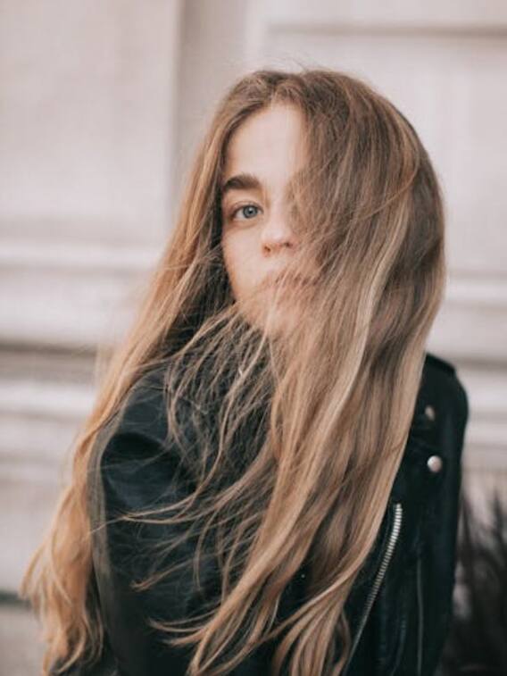 सिर से ही चिपक जाएंगे झड़ रहे बाल, बस कर लें यह काम