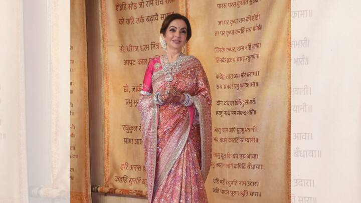 'এটা বিয়েবাড়ি। আপনারা আমাদের উদযাপনের অংশ। ধৈর্য্য ধরার জন্য ও পাশে থাকার জন্য ধন্যবাদ। কোনও ভুল হয়ে গিয়ে থাকলে ক্ষমা করে দেবেন। আপনাদের কোনও অসুবিধা হয়নি আশা করছি।'