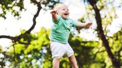 बड़ों के मुकाबले देर तक मुस्कुरा लेता है बच्चा, क्या होती है इसकी वजह?