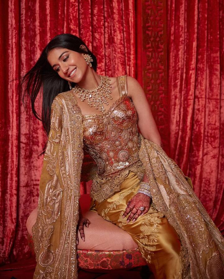 She kept her long tresses open for the pictures.