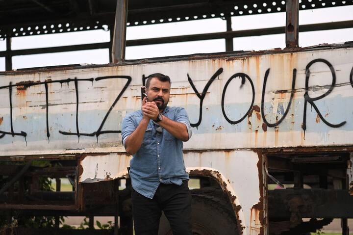 ফানফ্লিক্স-এর নতুন ওটিটি প্ল্যাটফর্ম অরিন মিডিয়া এন্ড এন্টারটেনমেন্ট এর ইউটিউব পেজ থেকে সম্পূর্ণ বিনামূল্যে এই ওয়েব ধারাবাহিক দেখতে পাবেন দর্শক।