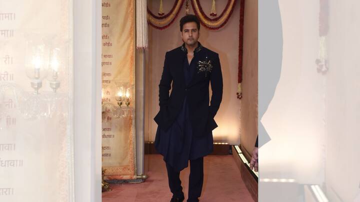 সঙ্গে অভিনেতা যশ দাশগুপ্ত। গাঢ় নীলের ওপর কালো শেরওয়ানিতে বড় ব্রোচ। পাপারাৎজিদের সামনে দাঁড়িয়ে হাতে হাত রেখে দিলেন পোজ।