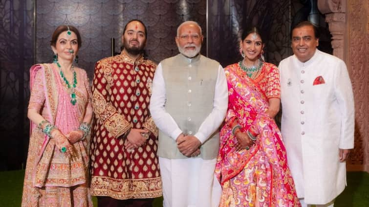 Anant-Radhika Wedding PM Modi Blesses Newly Weds At Shubh Ashirwad Ceremony WATCH video Anant-Radhika Wedding: PM Modi Blesses Newly Weds At Shubh Ashirwad Ceremony. WATCH