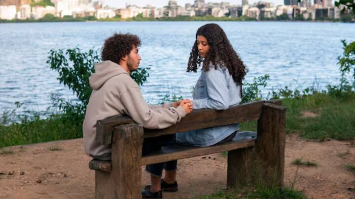 চোখের বাইরে মানেই মনের বাইরে, বহুকাল ধরে চালু রয়েছে এই কথা। বিশেষ করে সম্পর্কে দূরত্বের ভূমিকা অনেক। লং ডিসট্যান্স অনেক সময়ই বিচ্ছেদের কারণ হয়ে দাঁড়ায়।