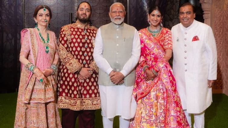 Anant Radhika Wedding: अनंत और राधिका के विवाह में शामिल हुए पीएम मोदी, जोड़े ने पैर छुए और माथे से लगाया तोहफा