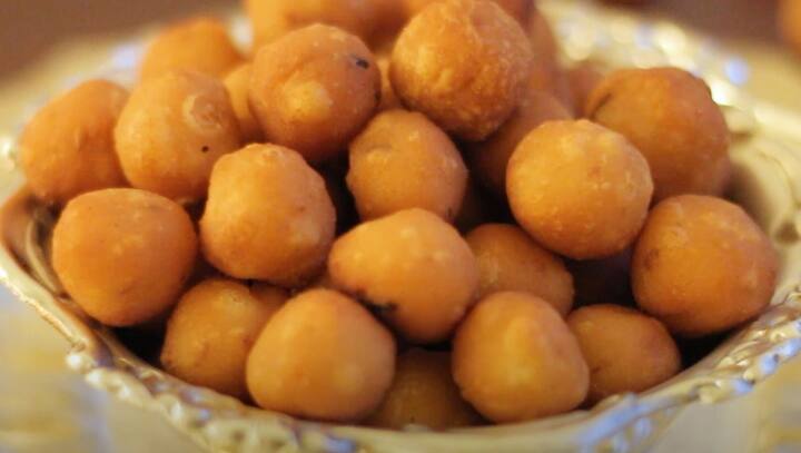 சீடை வெடிக்காமல் இருக்க சீடை உருடைகளை ஊசியில் குத்திய பிறகு எண்ணெயில் பொரித்து எடுக்கவும்