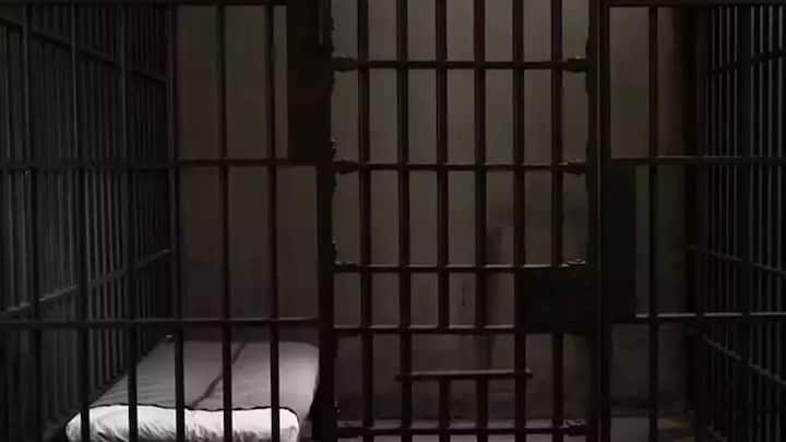 इस तरह के अपराधों को लेकर फर्जीवाड़ा करने वाले शख्स को धोखाधड़ी के आरोप में और फर्जी दस्तावेज बनाने के लिए जेल भी भेजा जा सकता है.