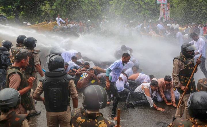 कांग्रेस और एनएसयूआई कार्यकर्ताओं को रोकने के लिए पुलिस ने बैरिकेड्स लगा रखे थे. प्रदर्शनकारी बैरिकेड्स को लांघकर आगे बढ़ने की कोशिश करने लगे तो पुलिस ने बल प्रयोग किया और वाटर कैनन भी छोड़ी.