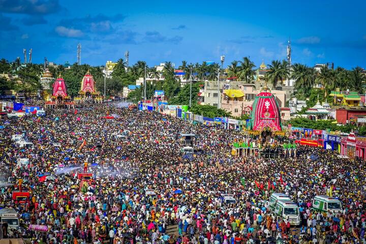 ৭ জুলাই শ্রী জগন্নাথ মন্দির থেকে তিনটি রথ যায় শ্রী গুন্ডিচা মন্দিরে। সেখানেই কদিন থাকেন তারা। তারপর ফিরে আসেন বাড়িতে, এটিই উল্টোরথ যাত্রা।