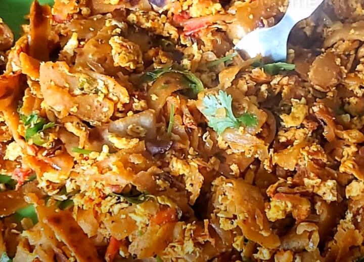 அடுத்தது, பெரிய வெங்காயம் மற்றும் பச்சை மிளகாய் சேர்த்து வதக்கவும். அதன் பிறகு இஞ்சி பூண்டு விழுது மற்றும் தக்காளி சேர்த்து வதக்கி கொள்ளவும்.