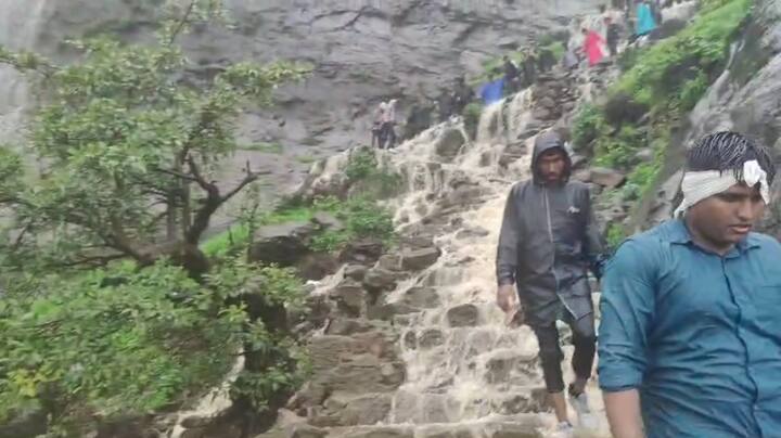 अंजनेरी पर्वतावर पर्यटक अडकले होते.