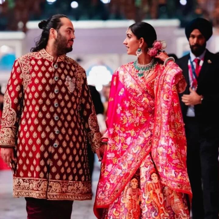 ये तस्वीर कपल के आशीर्वाद सेरेमनी की है. तस्वीर में न्यूली वेड कपल अनंत और राधिका एक दूजे में खोए हुए नजर आ रहे हैं.