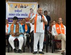 'કાર્યકરોના ફોન ઉપાડો, ખુરશી જશે તો બધુ જશે' - પક્ષપલટો કરી સાંસદ બનેલા નેતાઓને નીતિન પટેલની ટકોર