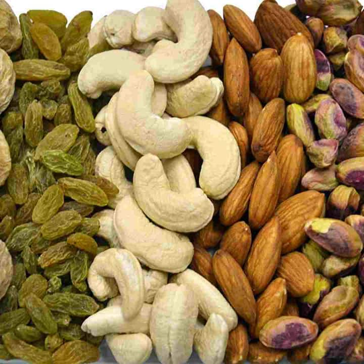 Some people do not like to eat soaked dry fruits. You can also eat them after roasting them. Eating them normally can generate heat in the body. In such a situation, you must keep some things in mind while eating dry fruits.