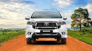 Toyota Innova Crystaના સૌથી સસ્તા મોડેલની કિંમત કેટલી છે, તેને ખરીદવા માટે કેટલી EMI ચૂકવવી પડશે?