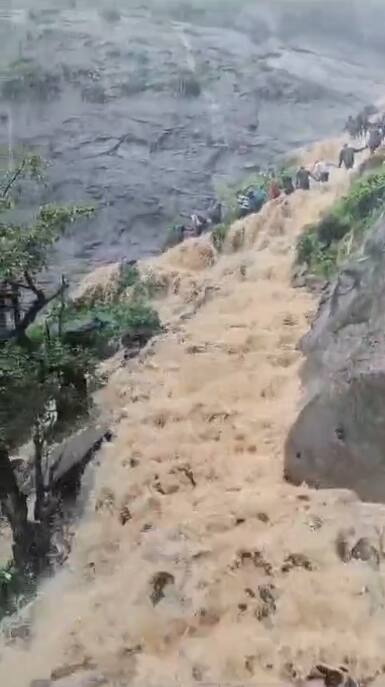 अति उत्साही पर्यटकांना बसला जोरदार पावसचा फटका.