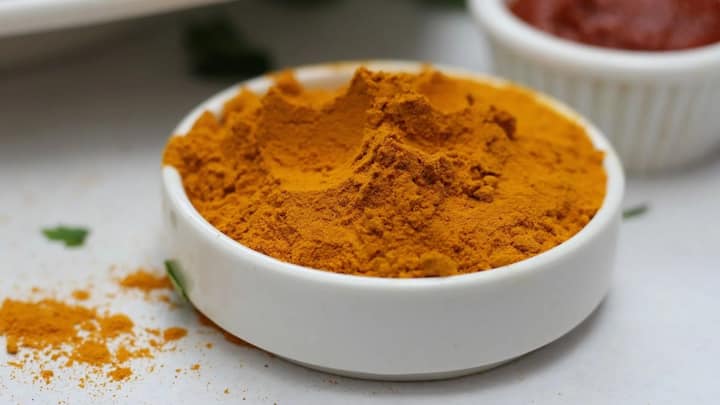 Slows down aging- Curcumin present in turmeric is a type of antioxidant, which reduces oxidative damage. Oxidative damage is a risk factor for aging and many diseases like cancer. Curcumin reduces free radicals, thereby preventing these problems.