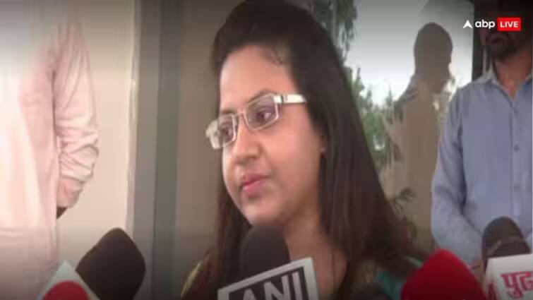 Pune IAS Pooja Khedkar Father Dilip Khedkar on Fake disability and OBC certificates she did nothing illegal Pune IAS Pooja Khedkar: फेक सर्टिफिकेट मामले पर IAS पूजा खेडकर के पिता की पहली प्रतिक्रिया, 'कुछ भी गैरकानूनी...'