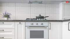 गैस के ऊपर वाली दीवार पड़ रही है काली, तो इसे सफेद करने के लिए करें ये काम