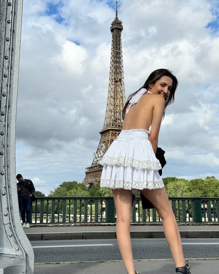 ఈఫిల్ టవర్ కనిపించేలా నేహా శెట్టి దిగిన ఫోటో చూడండి. తన సుకుమారమైన కాళ్లను ఆమె అలా చూపిస్తుంటే ఈఫిల్ టవర్ ఎవరు చూస్తారు చెప్పండి. ఆమె కాళ్లు ఎంత అందంగా ఉన్నాయో... నిజమే కదూ! (Image Courtesy: iamnehashetty / Instagram)