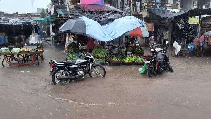 Ahmedabad Rain: અમદાવાદમાં આજે સવારથી શરૂ થયેલો બફારો બપોરે 12 વાગ્યા પછી ધોધમાર વરસાદમાં ફેરવાયો હતો. ભારે વરસાદના કારણે શહેરના અનેક વિસ્તારોમાં પાણી ભરાયા હતા.