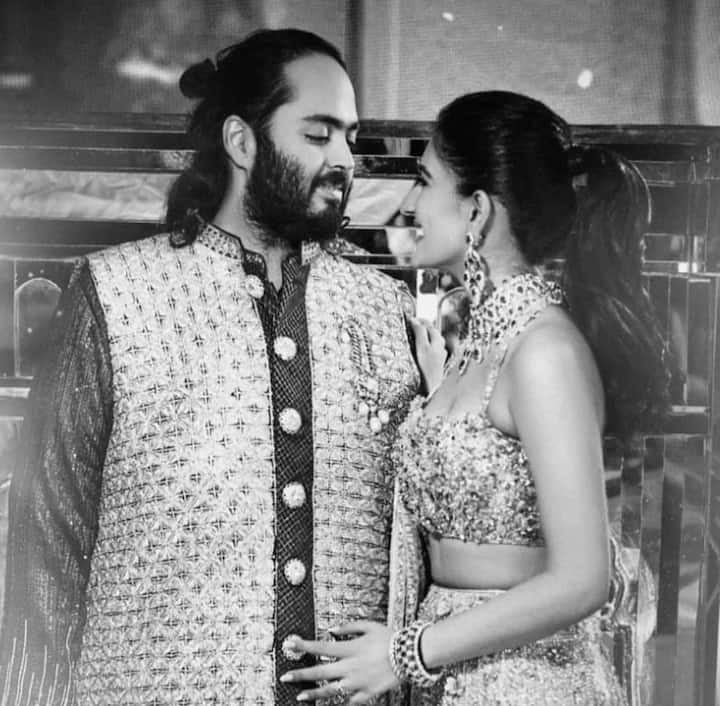 वहीं अब अनंत-राधिका की इस ड्रीमी वेडिंग से कई खूबसूरत और अनसीन तस्वीरें सोशल मीडिया पर वायरल हो रही हैं.