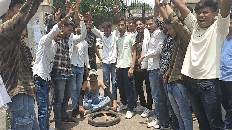 Kota Government College Students Lock College Gate to Demand Student Union Elections ANN Kota Protest: छात्रसंघ चुनाव की मांग, छात्रों ने कोटा राजकीय महाविद्यालय में लगाया ताला, दी चेतावनी