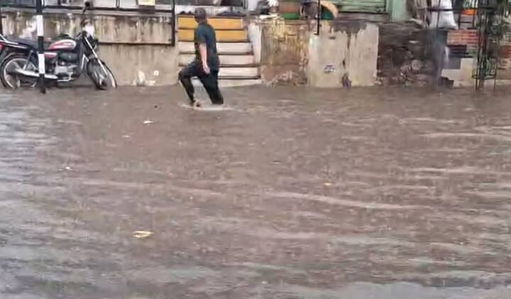 અમદાવાદના હાટકેશ્વર, મણિનગર, ઓઢવ, નિકોલ, નરોડા, ઠક્કરનગર સહિત પૂર્વ વિસ્તારમાં ઠેર ઠેર વરસાદ છે.