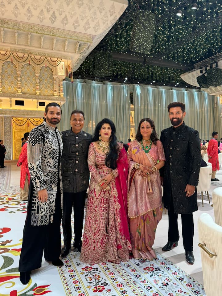 चिराग के साथ उनके बहुत करीबी और बचपन के दोस्त टीवी सीरियल स्टार विशाल सिंह भी मौजूद रहे.