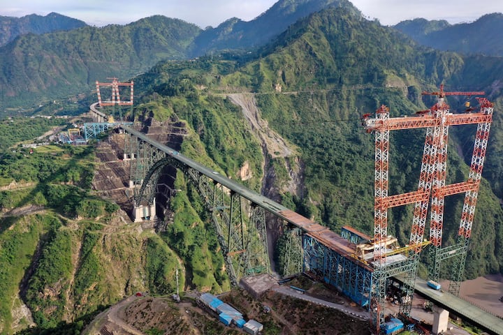 उत्तर रेलवे के मुख्य प्रशासनिक अधिकारी संदीप गुप्ता के मुताबिक, यह दुनिया का सबसे ऊंचा रेलवे आर्च ब्रिज है. ब्रिज के दो हिस्से हैं और लंबाई 1315 मीटर (1.315 किमी)है.