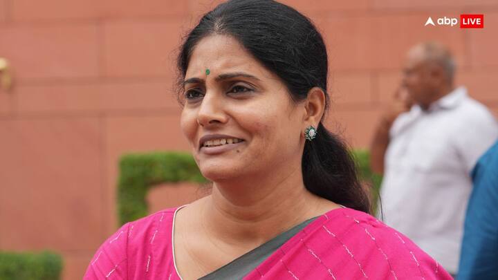 क्या योगी सरकार में नौकरशाहों को छूट मिलने से बीजेपी के स्थिति निगेटिव हुई है? इस पर जवाब देते हुए अनुप्रिया पटेल ने कहा कि बीजेपी ने अपनी आंतरिक मूल्यांकन रिपोर्ट मुझसे शेयर नहीं की है. लेकिन जमीनी कार्यकर्ताओं में नाराजगी थी. क्योंकि, उन्हें प्रशासन और पुलिस के साथ रोजाना लोकल लेवल पर कुछ झड़पें झेलनी पड़ती थीं. कार्यकर्ताओं को उम्मीद थी कि उनकी शिकायतों को उस स्तर पर सुना जाएगा.